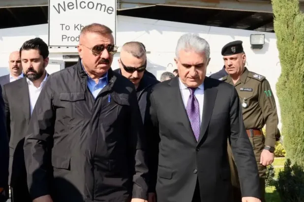 Federal İçişleri Bakanı Abdul Emir eş-Şammari (solda) ve İKBY İçişleri Bakanı Reber Ahmed, dün Kuzey Irak'taki Kormor petrol sahasına varışlarında (hükümet medyası).