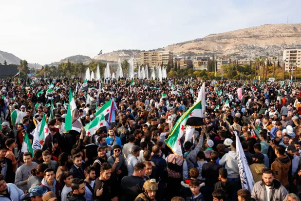 "Saldırganlığı Önleme" Harekatı'nın başlamasının yıldönümü nedeniyle dün Şam'da büyük bir gösteri düzenlendi (Reuters).