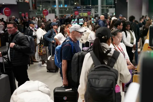 Kolombiyalı havayolu şirketi Avianca'nın filosunun %70'inin etkilendiğini duyurduğu Bogota'daki El Dorado Havalimanı'nda dünkü yolcular (AFP),