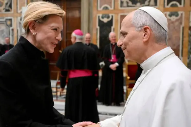 البابا ليو مصافحاً الممثلة كيت بلانشيت خلال زيارتها الفاتيكان مع وفد فني (رويترز)