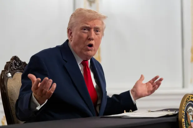 الرئيس الأميركي دونالد ترمب يتحدث إلى الصحافيين في فلوريدا (أ.ب)