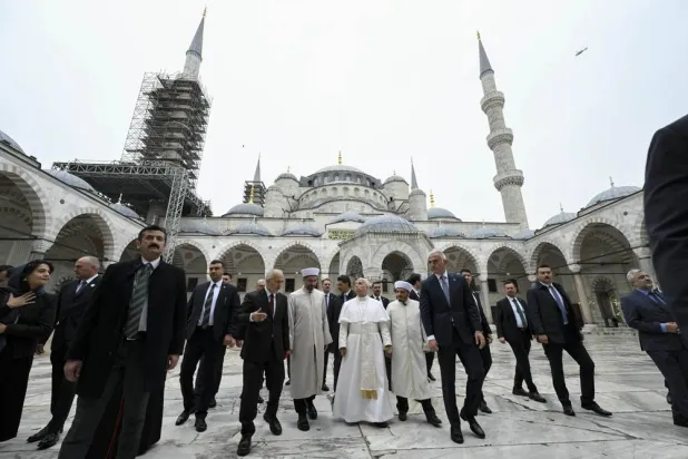 A handout picture provided by the Vatican Media shows Pope Leo XIV (C) during a visit to the Sultan Ahmed Mosque (The Blue Mosque) in Istanbul, Türkiye, 29 November 2025. (EPA/Vatican Media) 