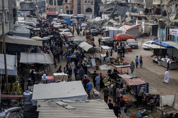 سوق محلي في مخيم للّاجئين بخان يونس جنوب قطاع غزة (إ.ب.أ)
