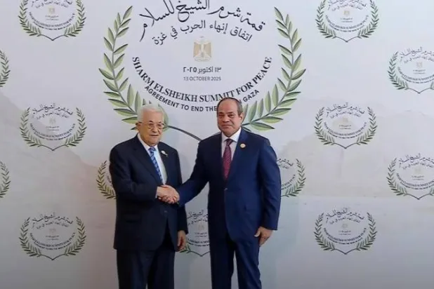 الرئيس المصري عبد الفتاح السيسي خلال لقائه مع نظيره الفلسطيني محمود عباس في شرم الشيخ على هامش قمة السلام التي عقدت في أكتوبر 2025 (أرشيفية- موقع الهيئة الوطنية للإعلام)