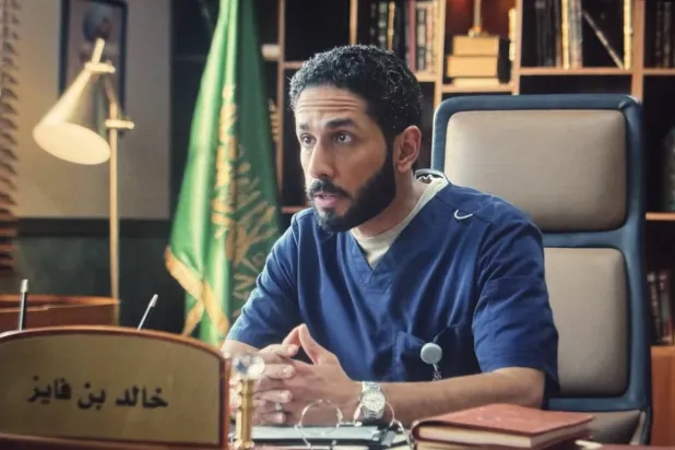 فهد البتيري في دور الطبيب النفسي من مسلسل «حالات نادرة» («شاهد»)