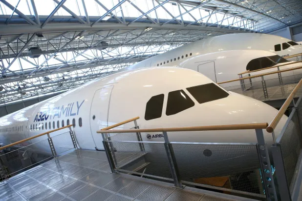 طائرة من عائلة «إيرباص إيه 320» معروضة في مركز نماذج الطائرات التابع لشركة «إيرباص» في بلانياك (إ.ب.أ)