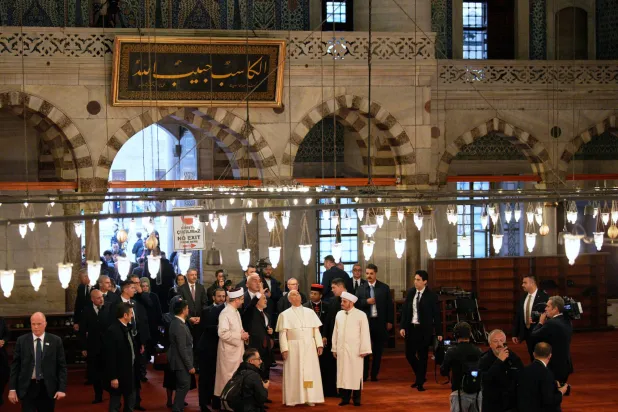 البابا ليو يتفقد الطراز المعماري لجامع السلطان أحمد في إسطنبول خلال زيارته له يوم 29 نوفمبر (أ.ب)