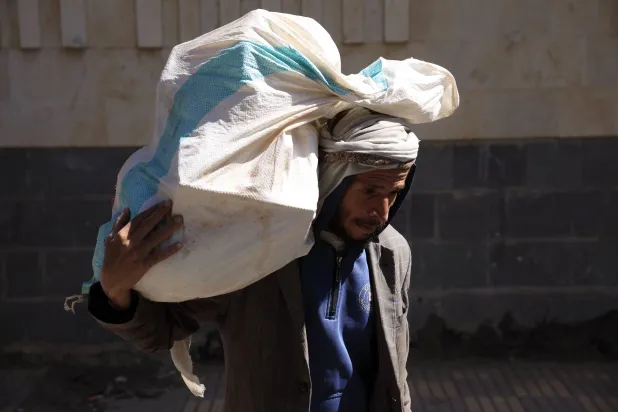 ملايين اليمنيين في مناطق سيطرة الحوثيين يواجهون جوعاً حاداً (إ.ب.أ)