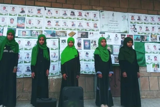 فتيات في فعالية تعبوية حوثية بمحافظة المحويت (إعلام حوثي)