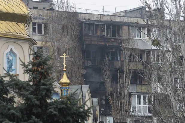 المشهد الذي أعقب غارة روسية على مبنى سكني من 9 طوابق في كييف (إ.ب.أ)