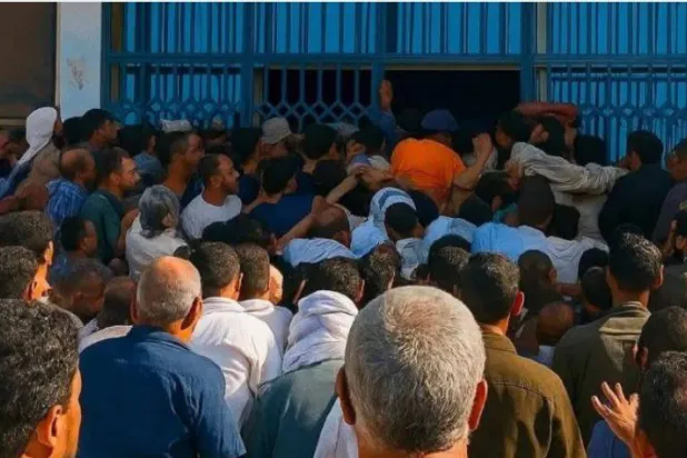 طابور وتدافع من مواطنين ليبيين أمام أحد المصارف في أكتوبر الماضي (صفحة «تريند ليبيا»)