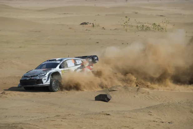 سيباستيان أوجيه سائق فريق «تويوتا» بطل العالم للراليات (إ.ب.أ)