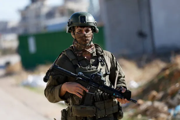 جندي إسرائيلي في طوباس بالضفة الغربية المحتلة (رويترز)