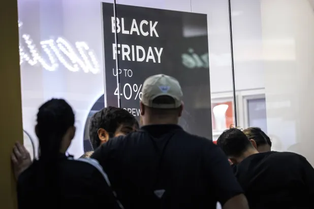 متسوقون يتجولون في مركز «دولفين» التجاري خلال «الجمعة السوداء» في ميامي (إ.ب.أ)