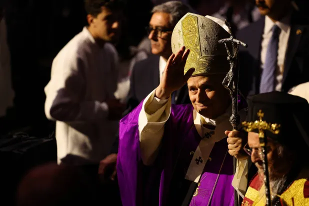 البابا ليون الرابع عشر لدى وصوله إلى إسطنبول لترؤس القداس الإلهي في ساحة فولكس واغن (رويترز)