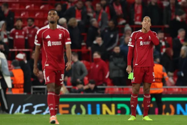 دفاع ليفربول استقبل كثيراً من الأهداف (رويترز)