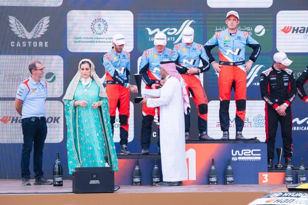 الأمير خالد بن سلطان لدى تتويجه أبطال المرحلة الختامية لرالي السعودية (الشرق الأوسط)