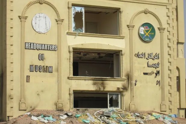 المقر العام لجماعة الإخوان بعد تعرضه لهجوم من معارضي حكم الرئيس المعزول الراحل محمد مرسي (الشرق الأوسط)