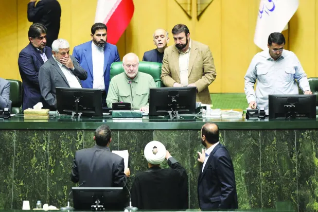 نواب في جلسة شهدت انتقادات حادة لروحاني وظريف في 26 أكتوبر الماضي (أ.ب)