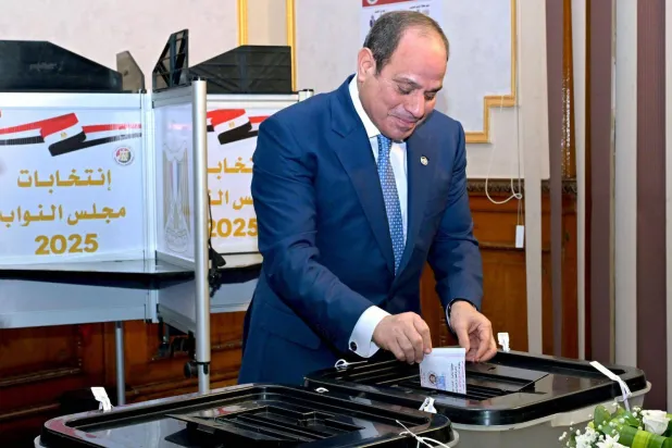 الرئيس المصري عبد الفتاح السيسي يدلي بصوته في انتخابات مجلس النواب (الرئاسة المصرية)