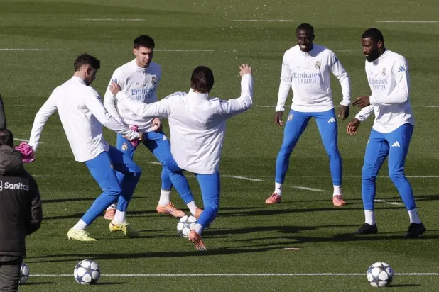 Real Madrid's Franco Mastantuono (2L), Ferland Mendy (2R) ans Antonio Rudiger (R) during team's training session at Valdebebas Sports Complex in Madrid, Spain, 25 November 2025. Real Madrid will face Olympiacos F.C. in the UEFA Champions League match on 26 November. (EPA)