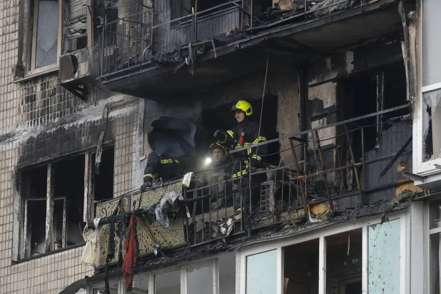 عناصر إنقاذ يعملون في بناية سكنية تعرّضت لهجوم روسي بكييف يوم 29 نوفمبر (إ.ب.أ)
