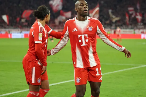 فرحة لاعب بايرن نيكولاس جاكسون (يمين) بهدف الفوز لبايرن (أ.ف.ب)