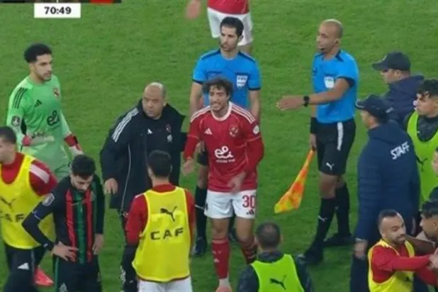  أزمة بين لاعبي الأهلي والجيش الملكي عقب إلقاء آلة حادة تجاه لاعبي «الأحمر» (يوتيوب)