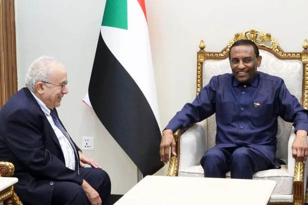 رئيس الوزراء السوداني كامل إدريس خلال استقباله رمطان لعمامرة مبعوث الأمين العام للأمم المتحدة (وكالة السودان للأنباء)