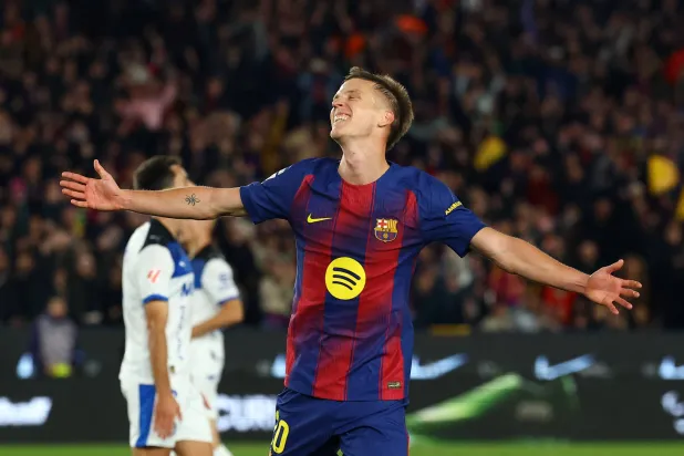 داني أولمو يحتفل بثنائيته في مرمى ألافيس (رويترز)