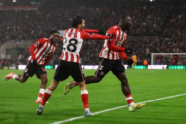 فرحة لاعبي سندرلاند بالفوز على بورنموث (رويترز)