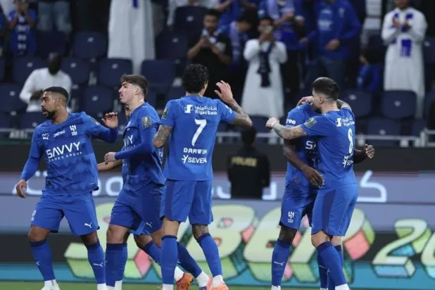 لاعبو الهلال يحتفلون بأحد أهدافهم أمام الفتح (تصوير: عبدالعزيز النومان)