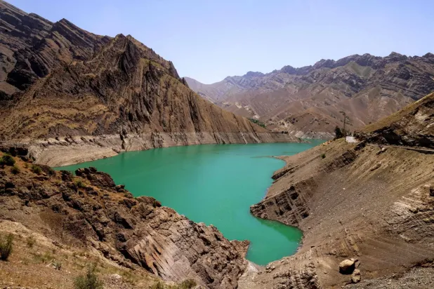 İran'ın kuzeyindeki Elburz sıradağlarındaki Karkheh Nehri kıyısındaki barajın düşük su seviyelerini gösteren fotoğraf (AFP)
