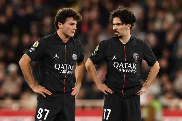 حسرة جواو نيفيز وفيتينيا ثنائي باريس سان جيرمان بعد الهزيمة من موناكو (رويترز)