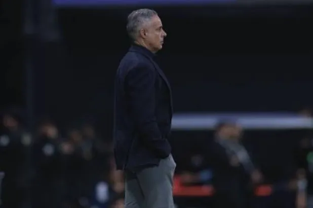 غوميز يراقب أداء لاعبيه خلال المباراة (تصوير: عبد العزيز النومان)