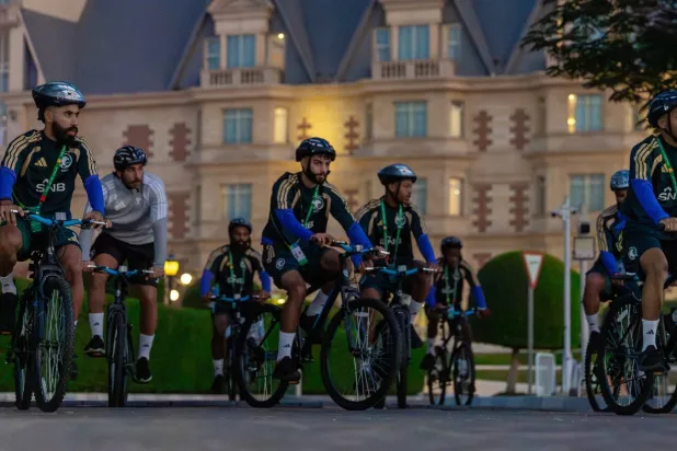 لاعبو الأخضر على متن الدراجات الهوائية في منطقة أسباير بالدوحة (المنتخب السعودي)