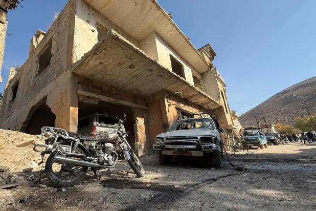 سوريون يتجمعون في موقع العملية العسكرية الإسرائيلية ببلدة بيت جن جنوب سوريا (أ.ف.ب)