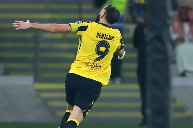 بنزيمة محتفلاً بهدفه الشخصي الثاني في المباراة (تصوير: عدنان مهدلي)