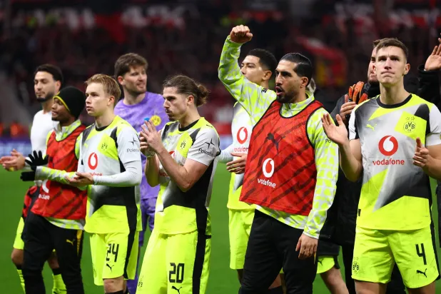 فرحة لاعبي بوروسيا دورتموند مع جماهيرهم (رويترز)