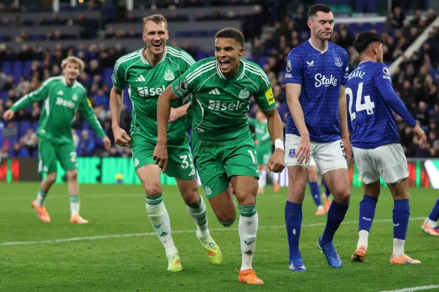 ماليك ثياو لاعب نيوكاسل يونايتد يحتفل بهدفه في إيفرتون (أ.ف.ب)