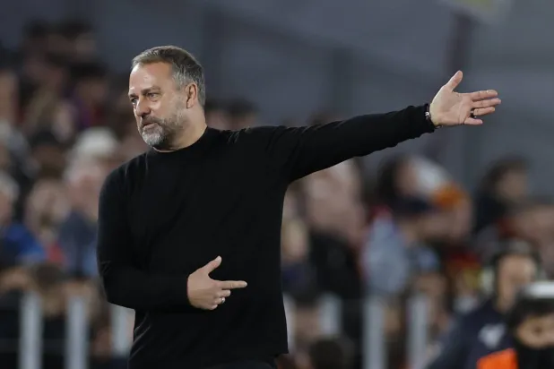 الألماني هانزي فليك المدير الفني لفريق برشلونة (إ.ب.أ)