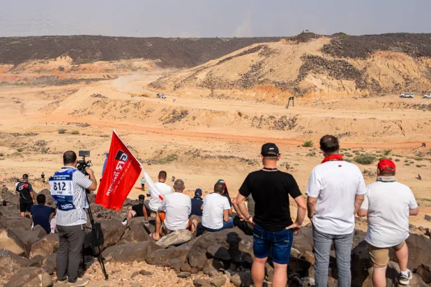 الجماهير تراقب مجريات الصراع الأخير في السباق (الشرق الأوسط)