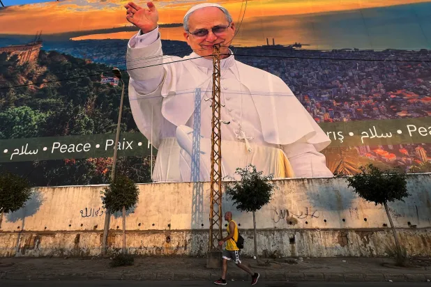 صورة ترحيبية بالبابا ليو الرابع عشر في بيروت كما بدت يوم 21 نوفمبر (أ.ب)