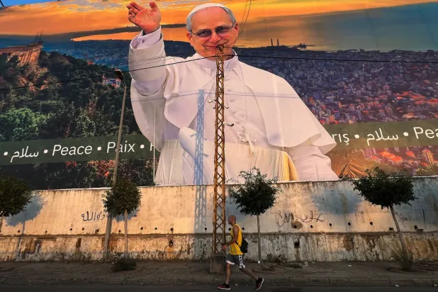 Papa 14. Leo'nun Beyrut'taki bir caddeye asılan fotoğrafı, 21 Kasım 2025 (AP)