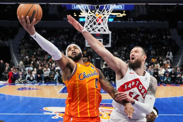 مايلز بريدجز يسدد نحو السلة (أ.ب)