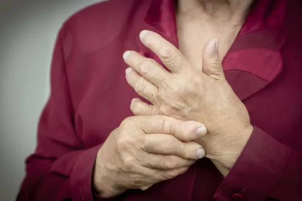 الطقس البارد قد يزيد من أعراض الألم والتورُّم (رويترز)