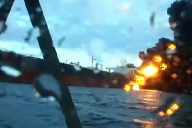 اشتعال النيران في ناقلة النفط «كايروس» التابعة لـ«أسطول الظل» الروسي إثر هجوم أوكراني عليها بالبحر الأسود قبالة ساحل تركيا يوم 28 نوفمبر 2025 (أ.ف.ب)