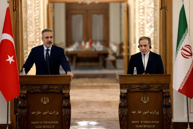 وزير الخارجية الإيراني عباس عراقجي (يمين) في مؤتمر صحافي مشترك مع نظيره التركي هاكان فيدان (أ.ف.ب)