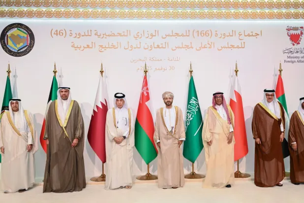 وزراء خارجية وممثلون عن دول مجلس التعاون الخليجي خلال اجتماع المجلس الوزاري في البحرين (العمانية)