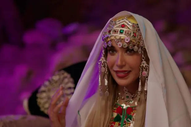 الفنانة كريمة غيث في طلة مغاربية بأحد مشاهد فيلم «كوندافا» (مهرجان القاهرة السينمائي)